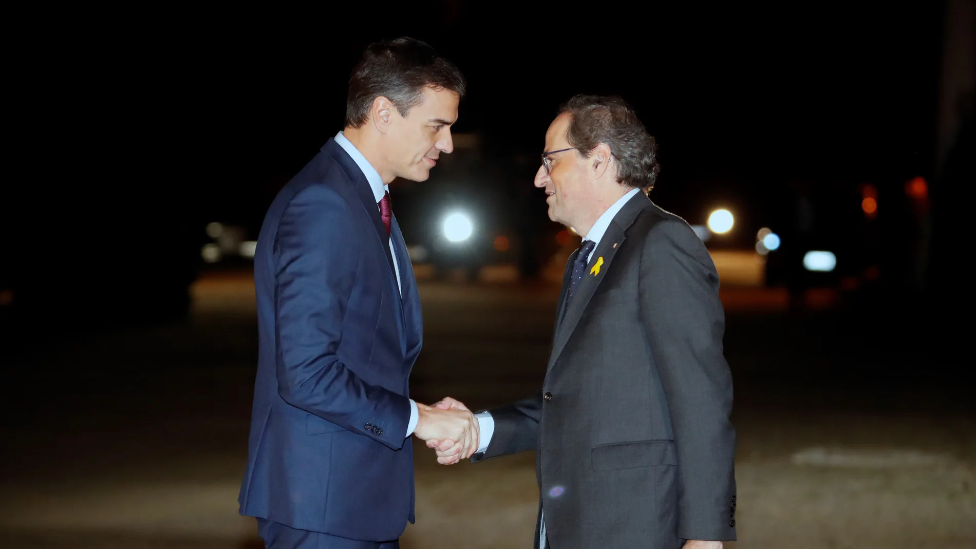 El presidente del Gobierno, Pedro Sánchez, saluda al presidente de la Generalitat, Quim Torra