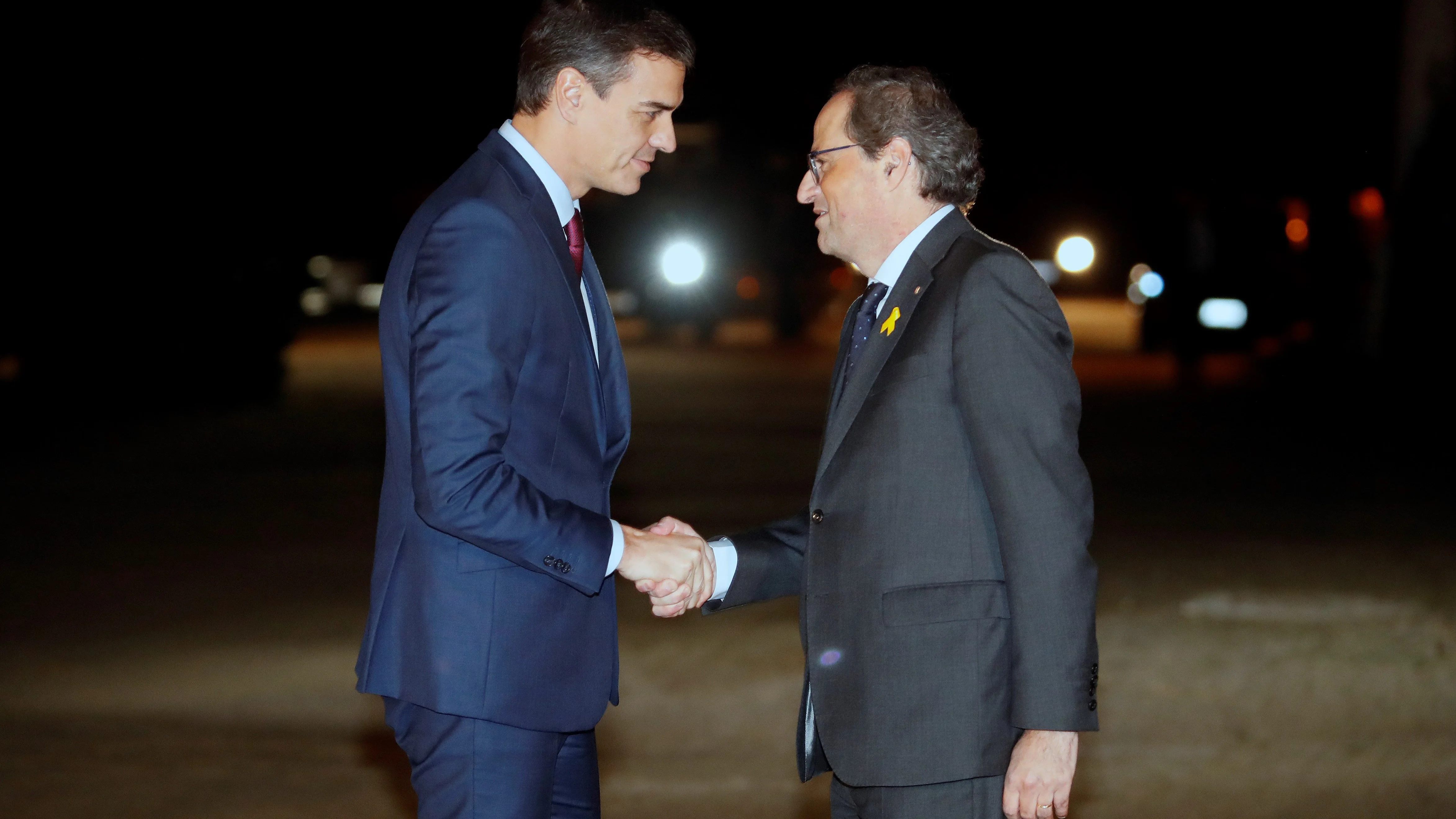 El presidente del Gobierno, Pedro Sánchez, saluda al presidente de la Generalitat, Quim Torra