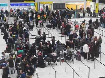 Varios pasajeros aguardan en el aeropuerto de Gatwick Varios pasajeros aguardan en el aeropuerto de Gatwick
