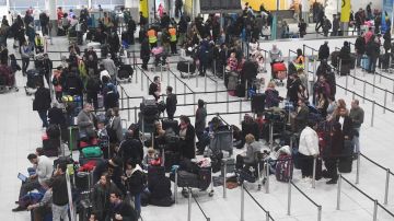 Varios pasajeros aguardan en el aeropuerto de Gatwick