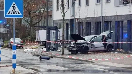El coche estrellado contra la parada de autobús de Recklinghausen. El coche estrellado contra la parada de autobús de Recklinghausen.