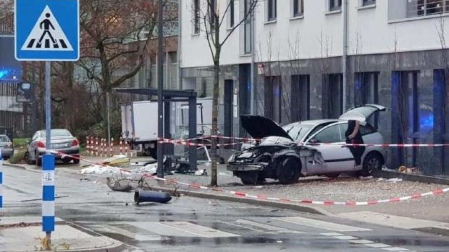 El coche estrellado contra la parada de autob&uacute;s de Recklinghausen. 