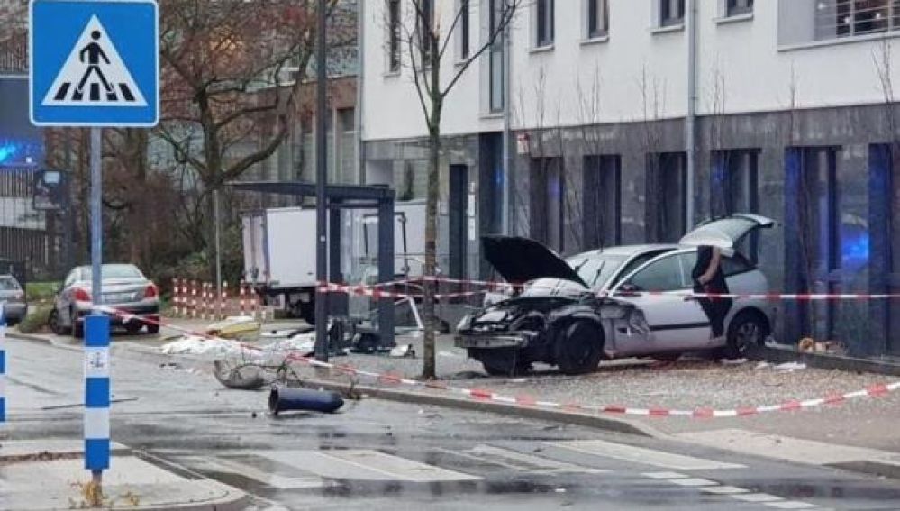 El coche estrellado contra la parada de autobús de Recklinghausen. 