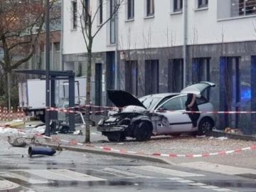 El coche estrellado contra la parada de autobús de Recklinghausen. El coche estrellado contra la parada de autobús de Recklinghausen.