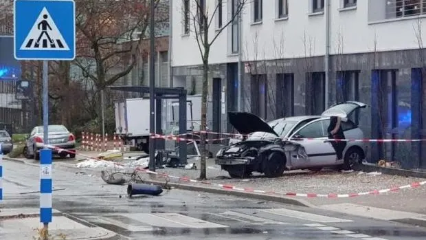 El coche estrellado contra la parada de autobús de Recklinghausen. 