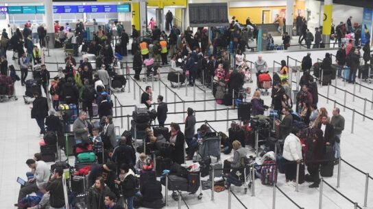 Varias personas esperando en el Aeropuerto de Gatwick (Londres)