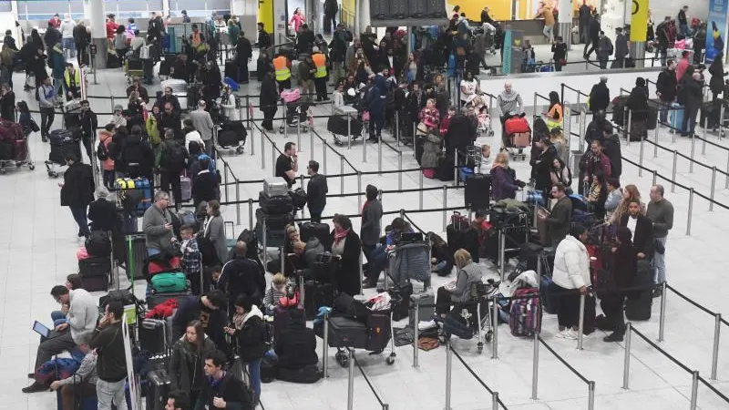 Varias personas esperando en el Aeropuerto de Gatwick (Londres)