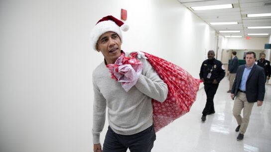 El expresidente de EEUU Barack Obama entrega regalos en un hospital para ni&ntilde;os en Washington.