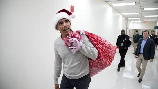El expresidente de EEUU Barack Obama entrega regalos en un hospital para niños en Washington. El expresidente de EEUU Barack Obama entrega regalos en un hospital para niños en Washington.