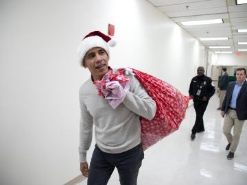 El expresidente de EEUU Barack Obama entrega regalos en un hospital para niños en Washington. El expresidente de EEUU Barack Obama entrega regalos en un hospital para niños en Washington.