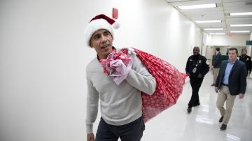 El expresidente de EEUU Barack Obama entrega regalos en un hospital para niños en Washington.