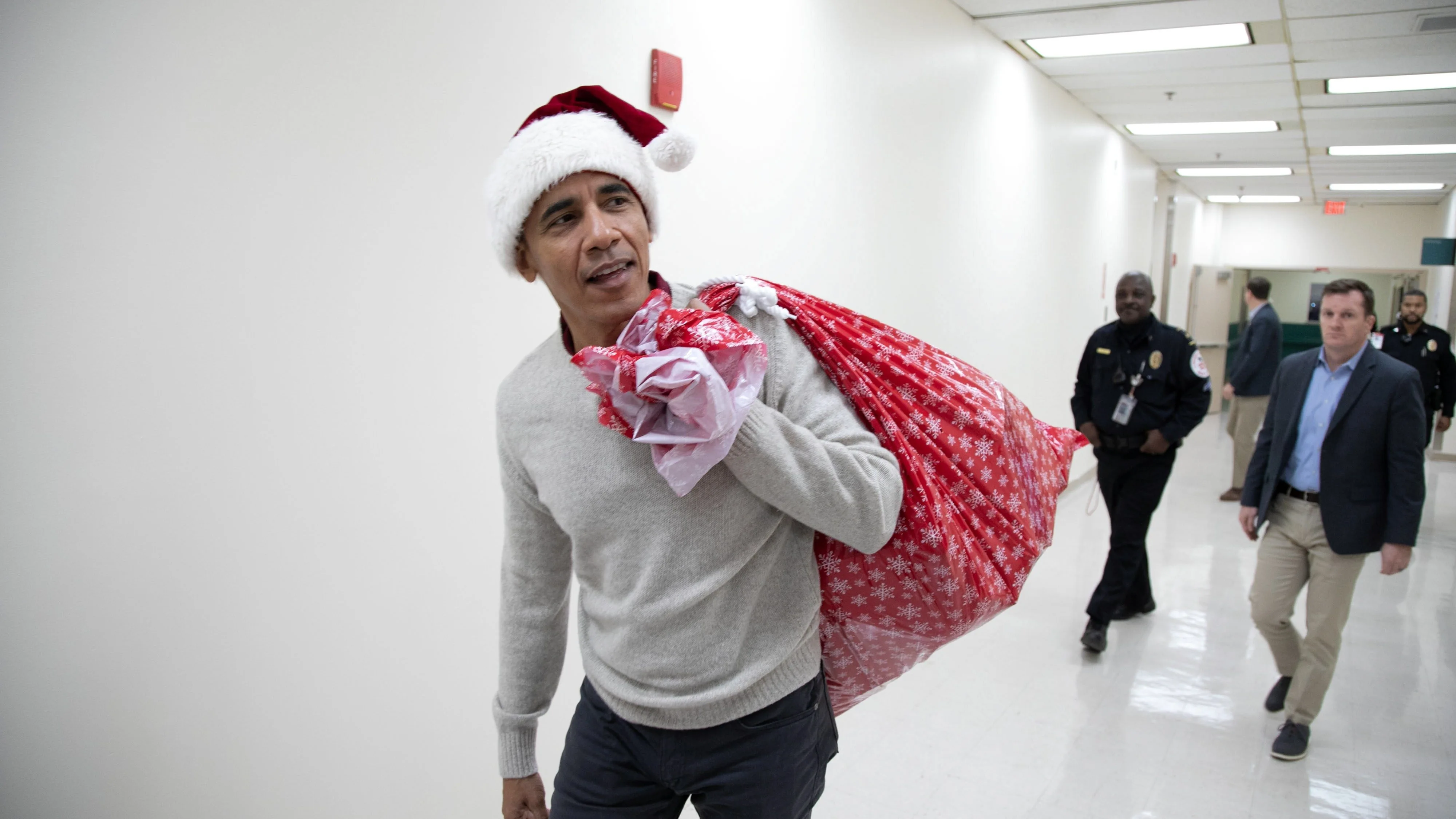 El expresidente de EEUU Barack Obama entrega regalos en un hospital para niños en Washington.