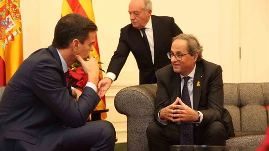 El responsable de Protocolo de la Moncloa coloca una Flor de Pascua El responsable de Protocolo de la Moncloa coloca una Flor de Pascua