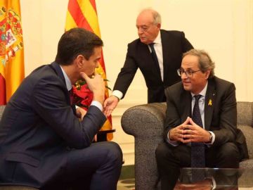 El responsable de Protocolo de la Moncloa coloca una Flor de Pascua El responsable de Protocolo de la Moncloa coloca una Flor de Pascua