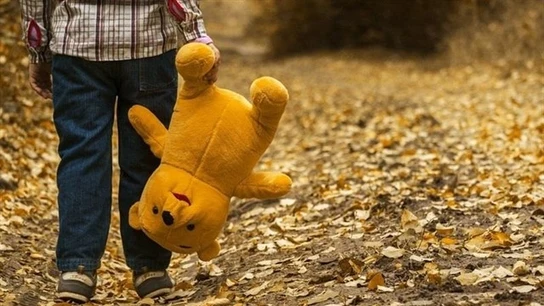 Un niño camina por la calle Un niño camina por la calle