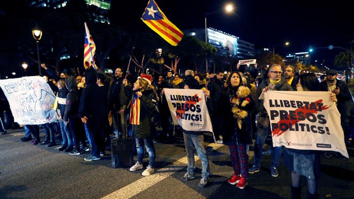 Varias decenas de personas protestan a las puertas del Sof&iacute;a Hotel Barcelona
