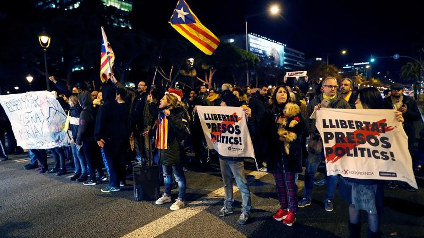 Varias decenas de personas protestan a las puertas del Sofía Hotel Barcelona Varias decenas de personas protestan a las puertas del Sofía Hotel Barcelona