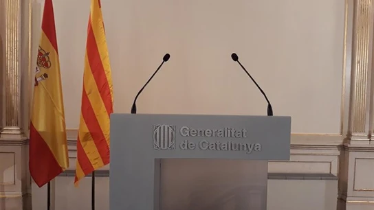 La bandera española luce en lugar preferente en la sede del encuentro entre Sánchez y Torra La bandera española luce en lugar preferente en la sede del encuentro entre Sánchez y Torra