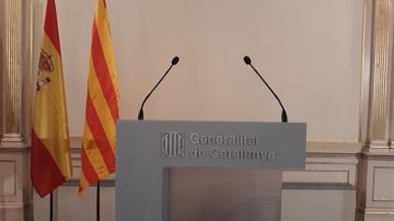 La bandera española luce en lugar preferente en la sede del encuentro entre Sánchez y Torra