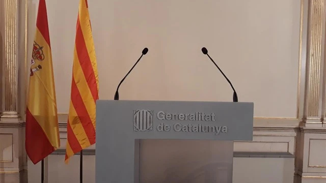 La bandera española luce en lugar preferente en la sede del encuentro entre Sánchez y Torra