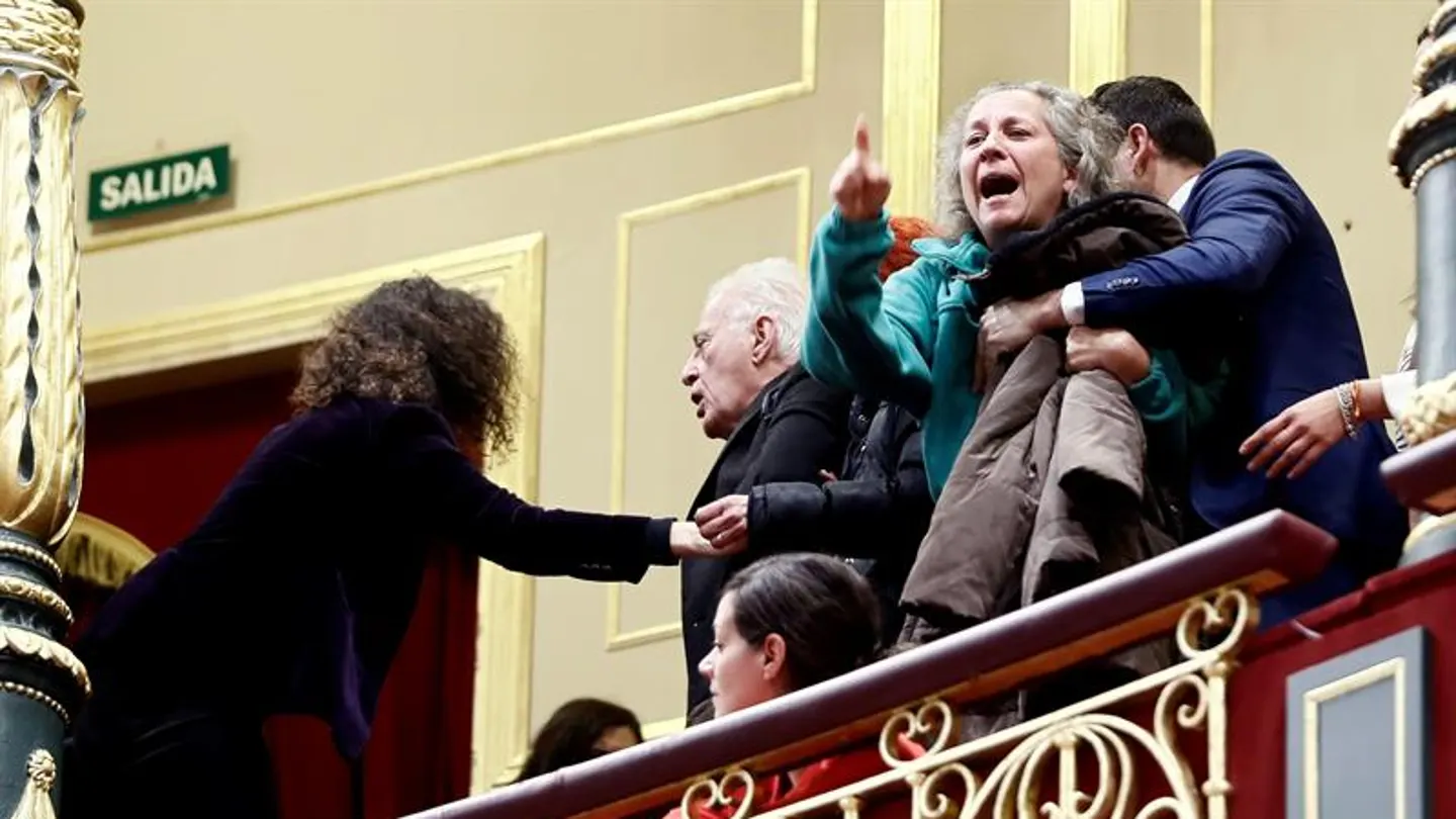 Miembros de la PAH son desalojados del Congreso Miembros de la PAH son desalojados del Congreso