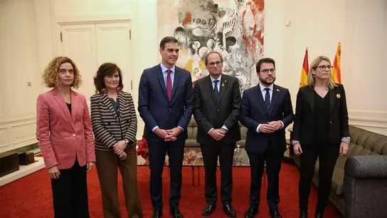 Sánchez y Torra posan con las ministras y consellers tras su reunión en Pedralbes Sánchez y Torra posan con las ministras y consellers tras su reunión en Pedralbes