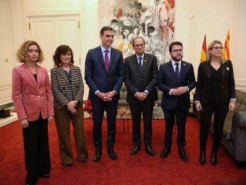 Sánchez y Torra posan con las ministras y consellers tras su reunión en Pedralbes Sánchez y Torra posan con las ministras y consellers tras su reunión en Pedralbes