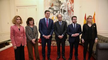 Sánchez y Torra posan con las ministras y consellers tras su reunión en Pedralbes