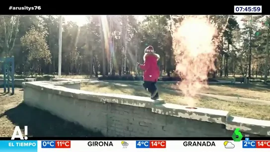 Convierte un día tranquilo con su hija en el parque en una película de ciencia ficción gracias a los efectos especiales Convierte un día tranquilo con su hija en el parque en una película de ciencia ficción gracias a los efectos especiales