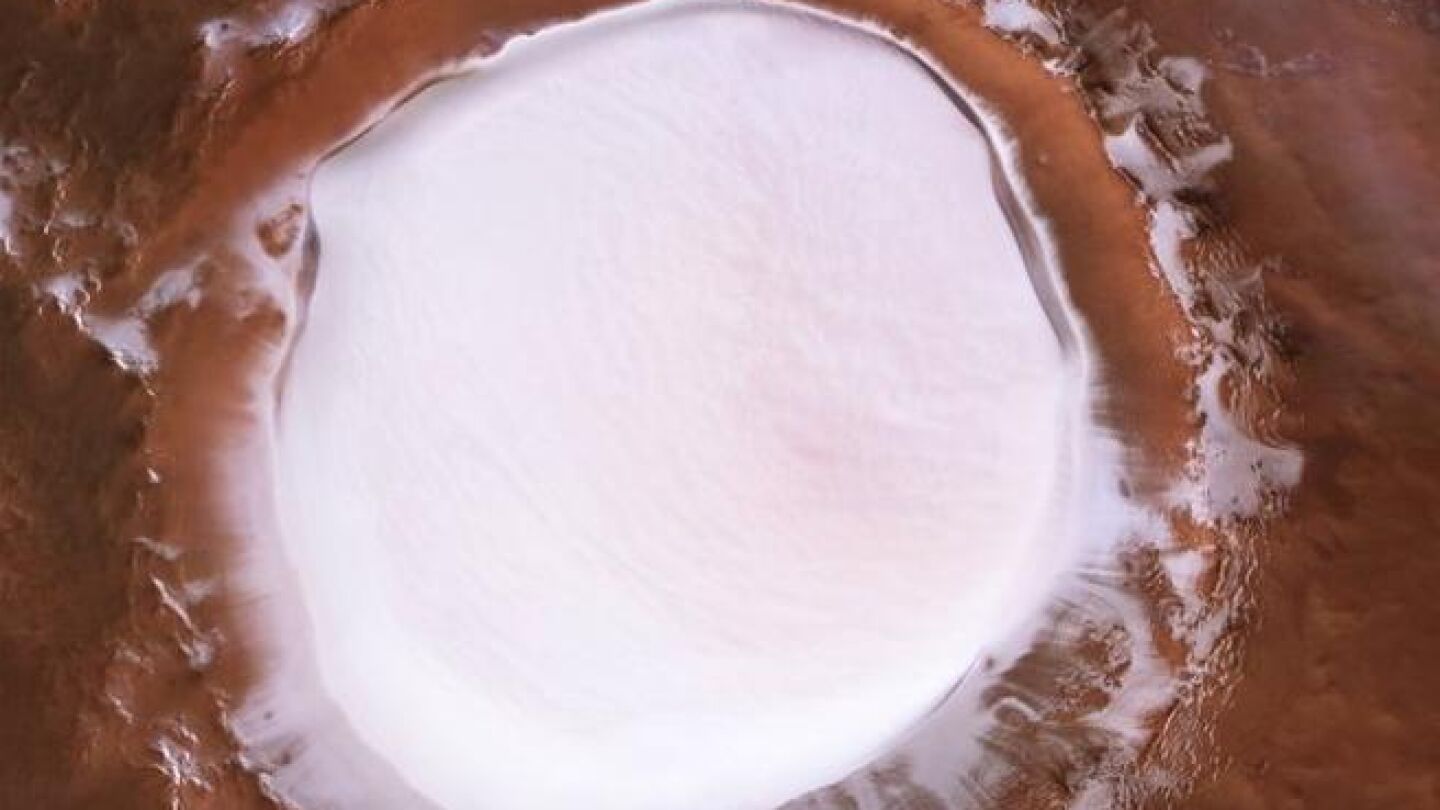 Korolev, el cr&aacute;ter de hielo en Marte que tiene 18 kil&oacute;metros de di&aacute;metro y 1,8 kil&oacute;metros de profundidad.