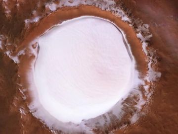 Korolev, el cráter de hielo en Marte que tiene 18 kilómetros de diámetro y 1,8 kilómetros de profundidad. Korolev, el cráter de hielo en Marte que tiene 18 kilómetros de diámetro y 1,8 kilómetros de profundidad.