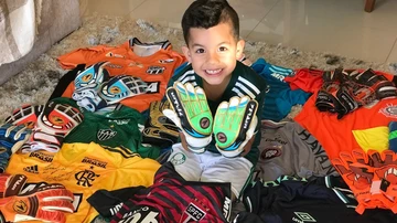 Lorenzo, feliz con su colección de camisetas y guantes