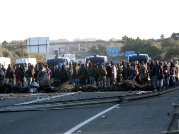 Corte de tráfico en la AP-7 a la altura de L'Ampolla Corte de tráfico en la AP-7 a la altura de L'Ampolla