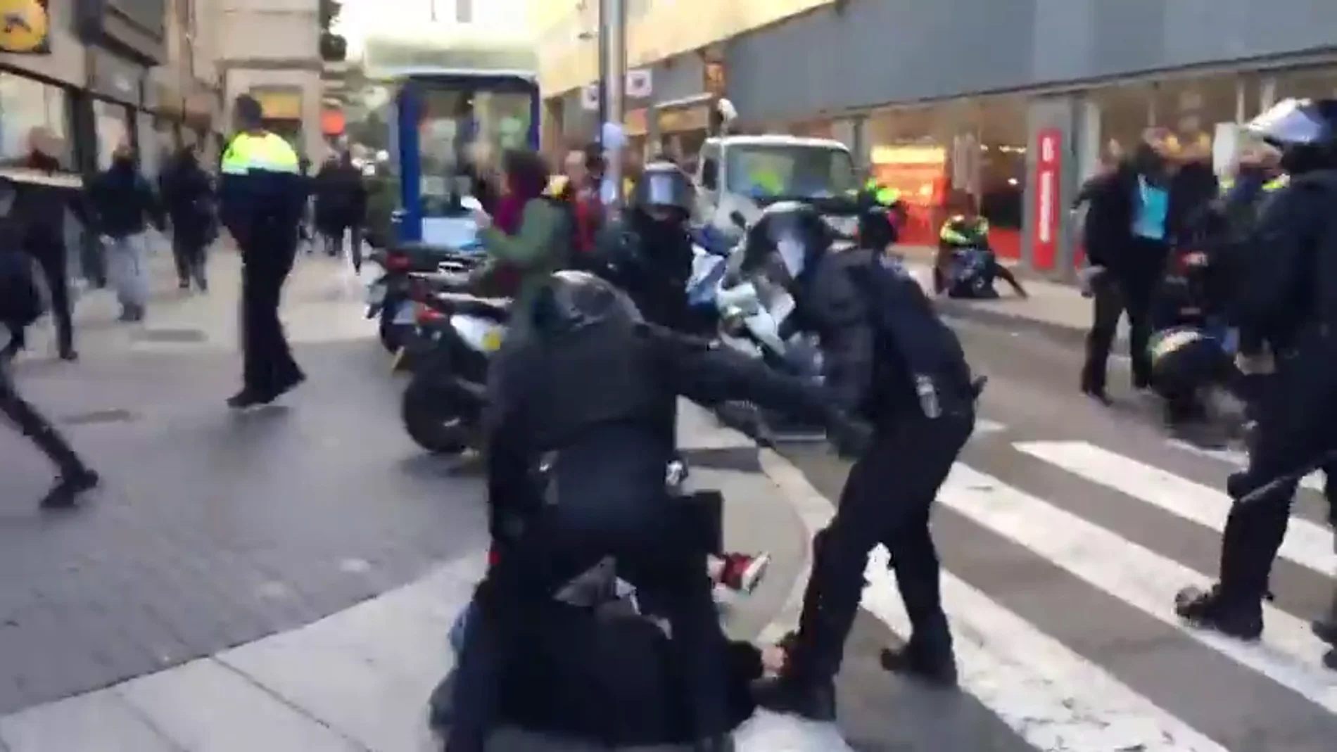 Cargas policiales en Barcelona.