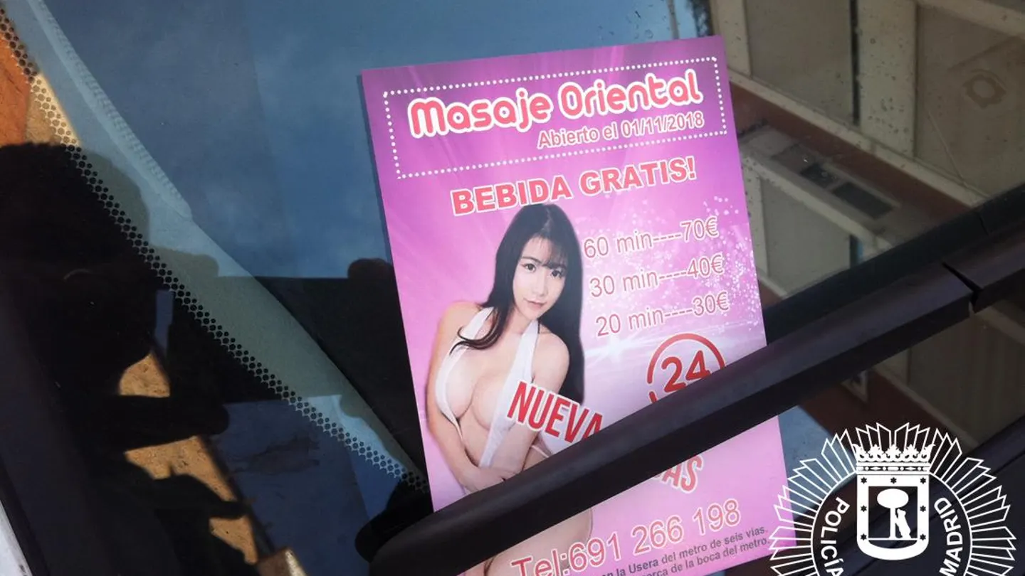 Los folletos pornográficos que se repartían frente al colegio del barrio madrileño de Usera Los folletos pornográficos que se repartían frente al colegio del barrio madrileño de Usera