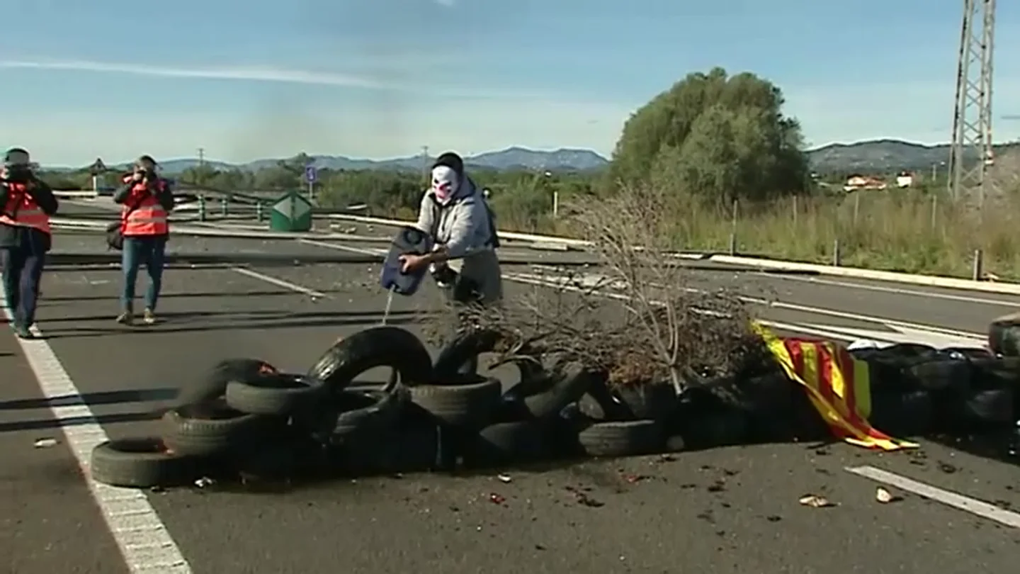 Los CDR prenden una barricada que corta la AP-7 en L'Ampolla tras tres avisos de los Mossos Los CDR prenden una barricada que corta la AP-7 en L'Ampolla tras tres avisos de los Mossos