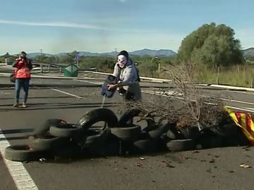 Los CDR prenden una barricada que corta la AP-7 en L'Ampolla tras tres avisos de los Mossos Los CDR prenden una barricada que corta la AP-7 en L'Ampolla tras tres avisos de los Mossos