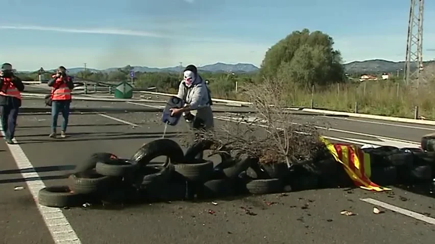 Los CDR prenden una barricada que corta la AP-7 en L'Ampolla tras tres avisos de los Mossos