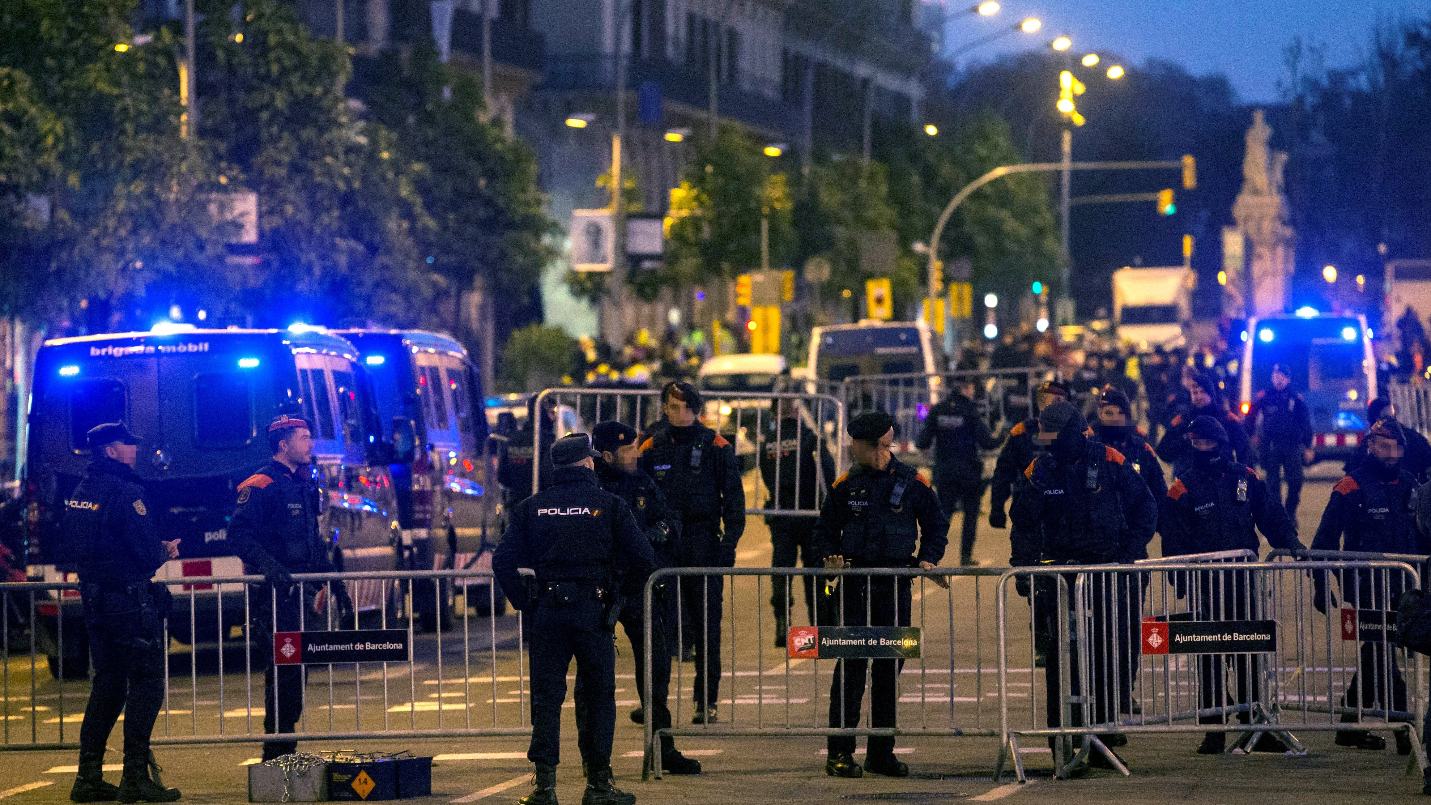 Miembros de las fuerzas de seguridad protegen la zona mas cercana a la Llotja de Mar 