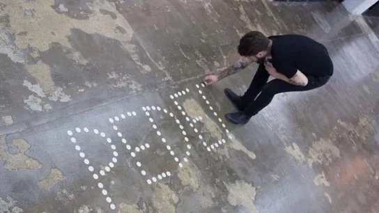 Abel Azcona dibujando con hostias la palabra "pederastia" Abel Azcona dibujando con hostias la palabra "pederastia"
