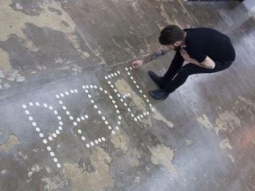 Abel Azcona dibujando con hostias la palabra "pederastia" Abel Azcona dibujando con hostias la palabra "pederastia"