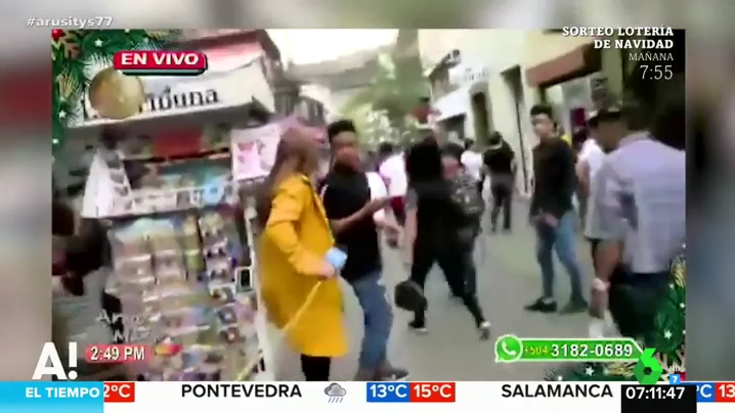 El momento en el que un hombre roba el móvil a una reportera en pleno directo El momento en el que un hombre roba el móvil a una reportera en pleno directo
