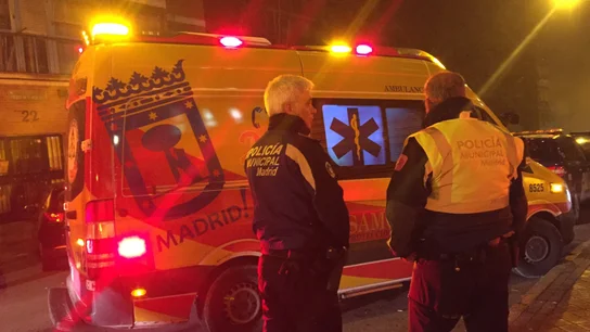 Una ambulancia y dos policías en Madrid (Archivo) Una ambulancia y dos policías en Madrid (Archivo)