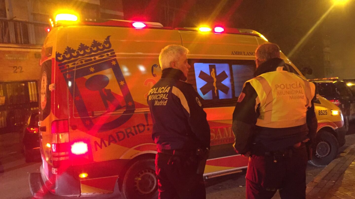 Una ambulancia y dos polic&iacute;as en Madrid (Archivo)
