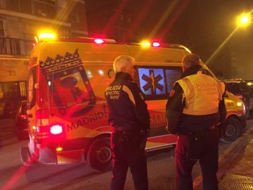 Una ambulancia y dos policías en Vallecas, Madrid. Una ambulancia y dos policías en Vallecas, Madrid.