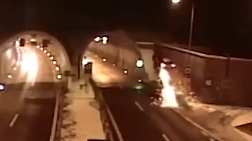 Un conductor sobrevive a un tremendo accidente en Eslovaquia: sólo acaba con heridas leves Un conductor sobrevive a un tremendo accidente en Eslovaquia: sólo acaba con heridas leves
