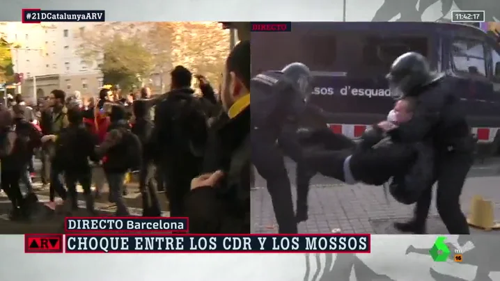 Cargas policiales contra los CDR en varios puntos de Barcelona que protestan contra el Consejo de Ministros 