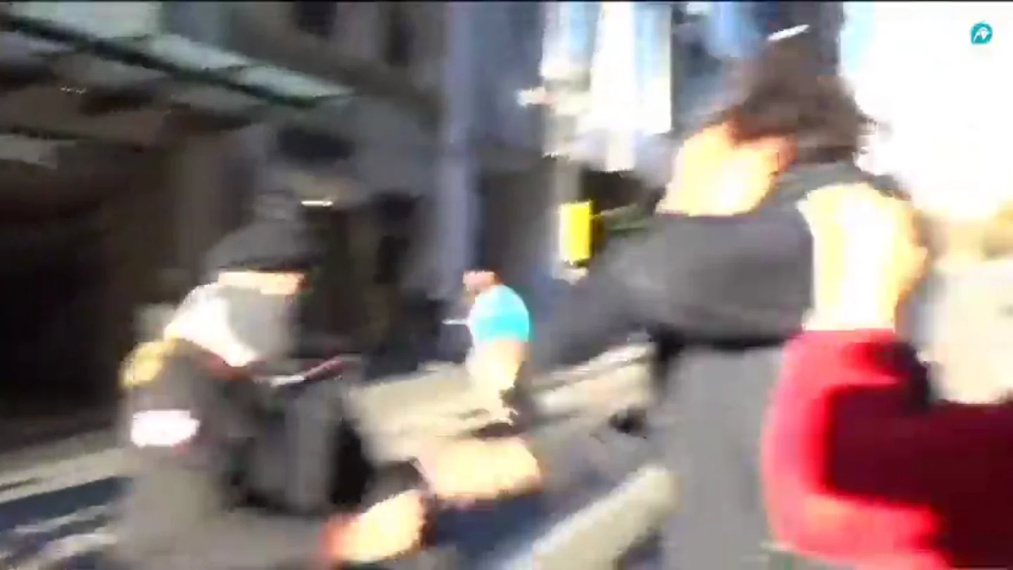 Agreden a un periodista de Intereconomía cuando informaba de la protesta de los CDR en Barcelona Agreden a un periodista de Intereconomía cuando informaba de la protesta de los CDR en Barcelona