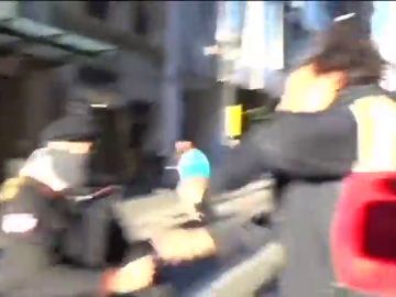 Agreden a un periodista de Intereconomía cuando informaba de la protesta de los CDR en Barcelona Agreden a un periodista de Intereconomía cuando informaba de la protesta de los CDR en Barcelona