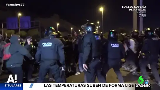 Los Mossos intervienen ante los grupos de CDR que están cortando el acceso a la ciudad Los Mossos intervienen ante los grupos de CDR que están cortando el acceso a la ciudad
